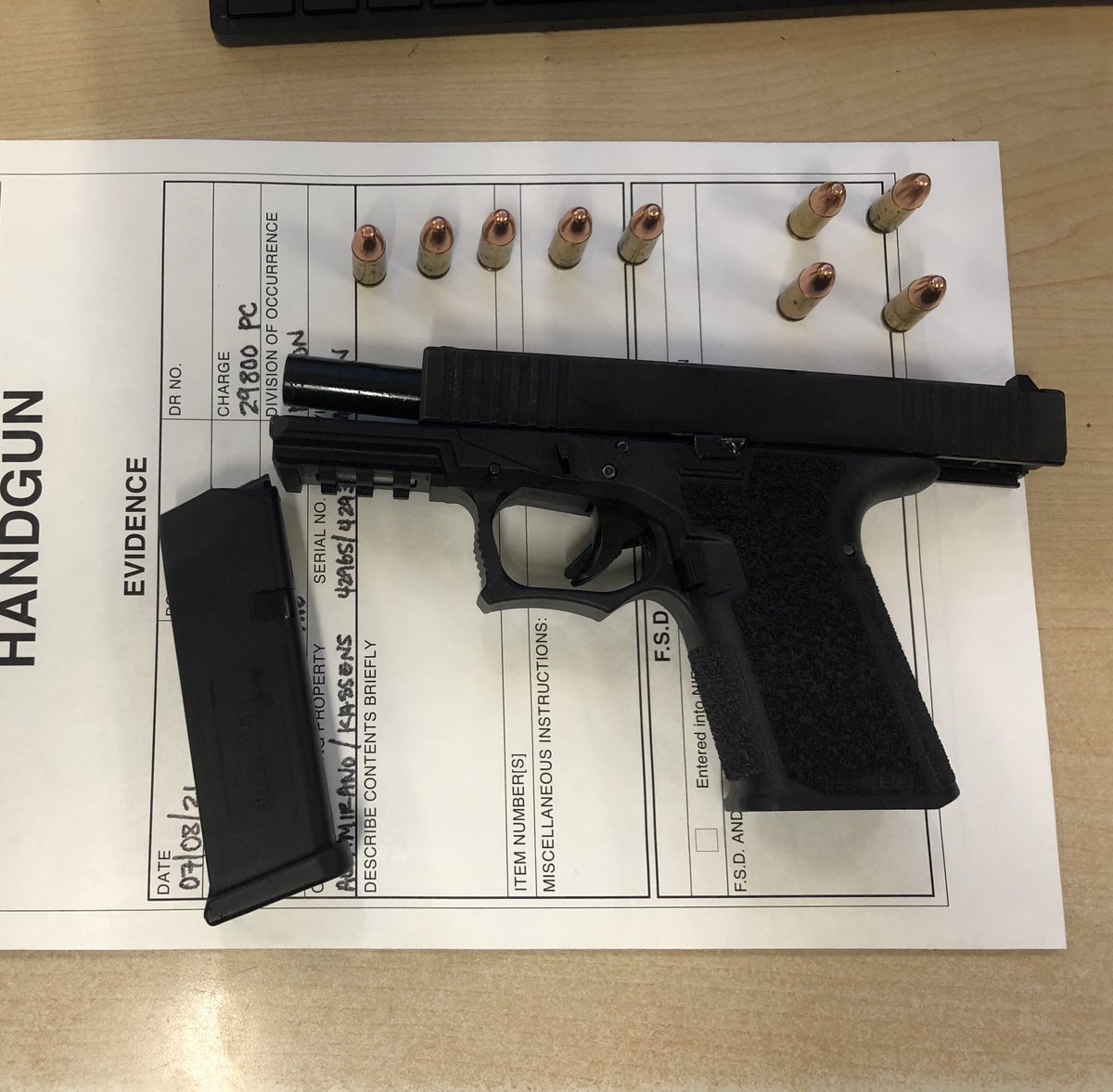 Ofcr Kassens &amp; Altamirano were on patrol when they observed a suspect who had earlier brandished a gun at his domestic partner threatening to kill her. Ofcrs detained the suspect and recovered a gun. We hope the victim has some peace of mind tonight. 🙏🏼<a href="/Capt_Odle/">LAPD Mission</a> @CaptainCortez1