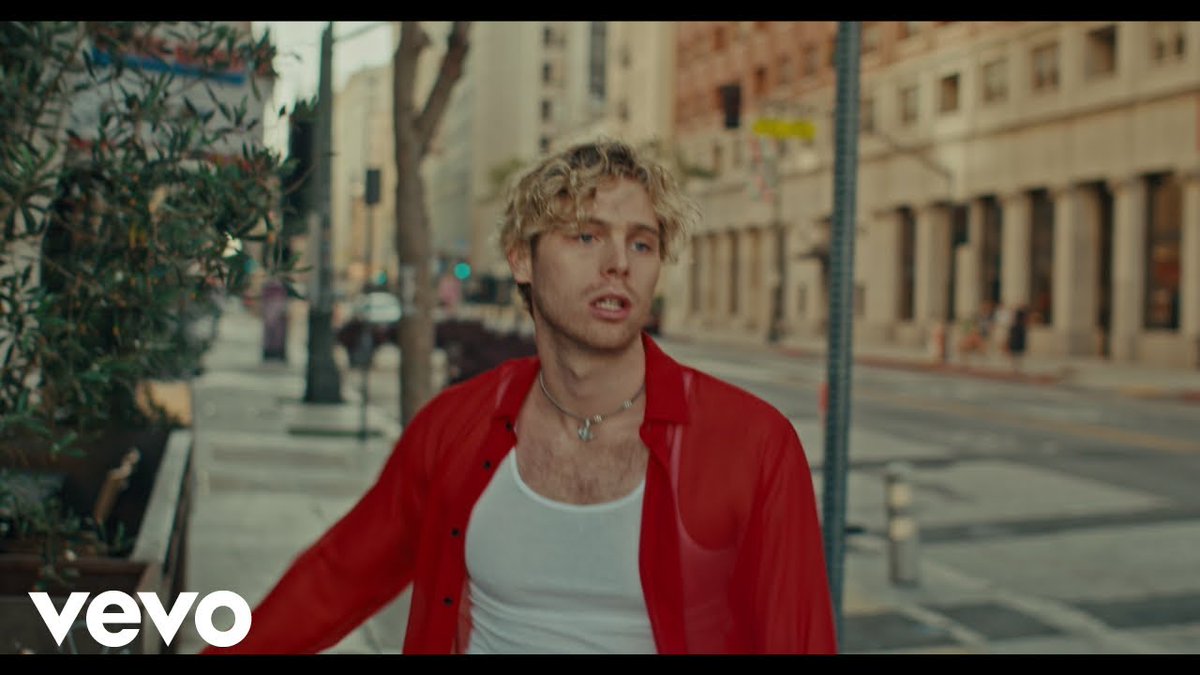 porquetendencia's tweet image. "Luke":
Porque estrenó el videoclip de #StartingLine 
youtu.be/SwNJJb8m6Z0