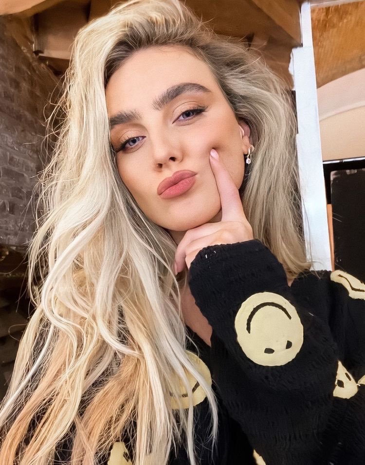 Perrie Edwards you deserve the world, happy bday love x 