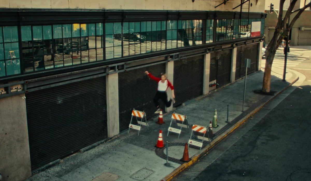seebatman's tweet photo. Luke Hemmings przeklęty w kangura zaklęty #STARTINGLINEOFFICIALMV https://t.co/kR3wdKBmp5
