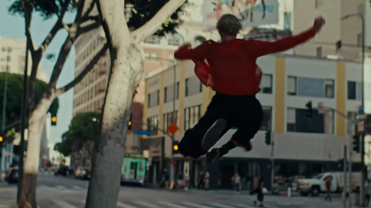 seebatman's tweet photo. Luke Hemmings przeklęty w kangura zaklęty #STARTINGLINEOFFICIALMV https://t.co/kR3wdKBmp5