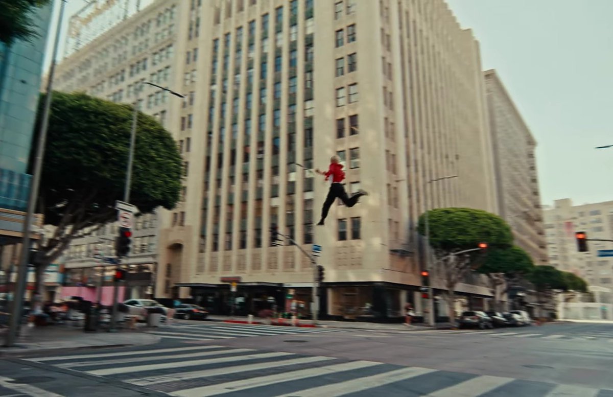 seebatman's tweet photo. Luke Hemmings przeklęty w kangura zaklęty #STARTINGLINEOFFICIALMV https://t.co/kR3wdKBmp5