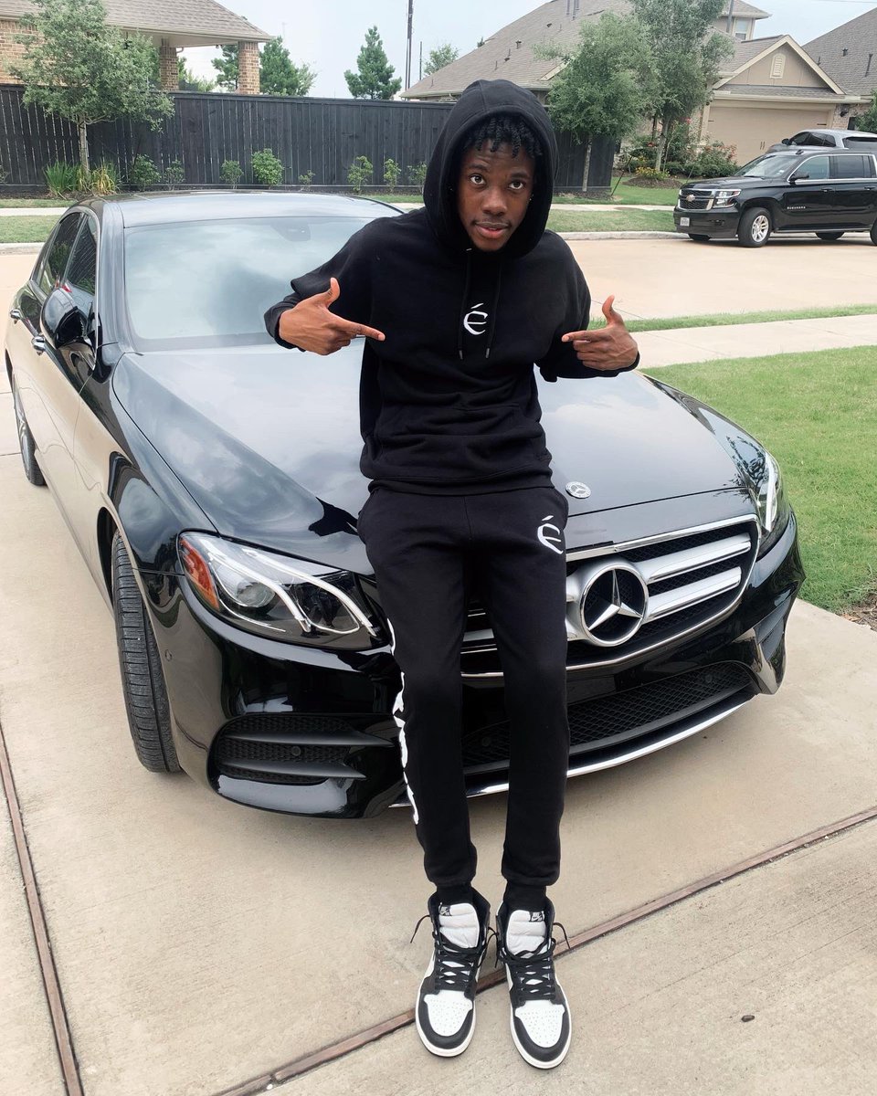 evoluerCo's tweet photo. Wearing Black is a lifestyle. https://t.co/vqhBUTKQpb