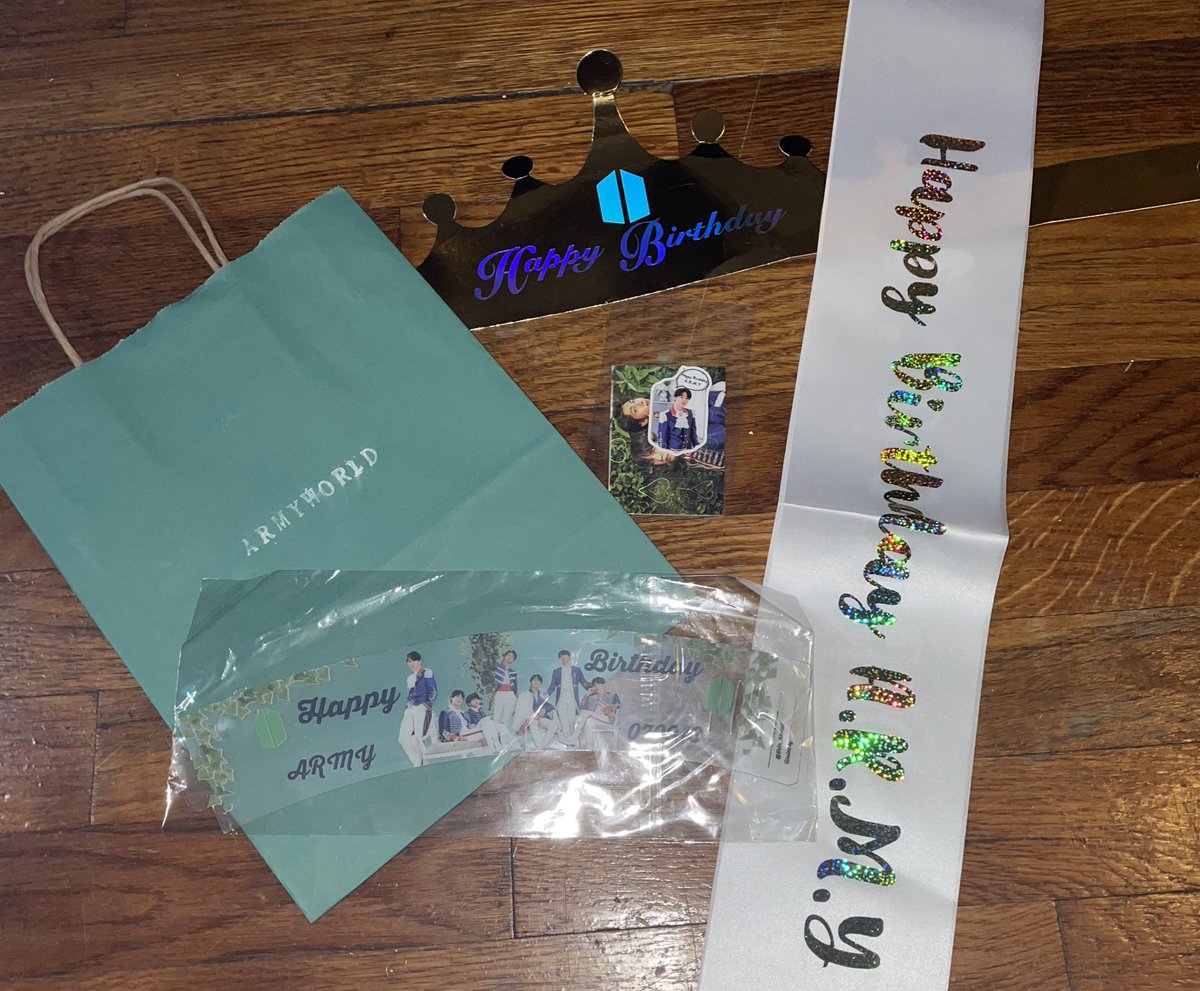 V__2002's tweet photo. Thank you @THoneiiC for hosting this event it was so beautiful I really enjoyed it💜💜
#ArmyFlyWithBTS #8finitywithARMY #armyworld_nyc #armybirthday_nyc https://t.co/RHcLwaqMnI
