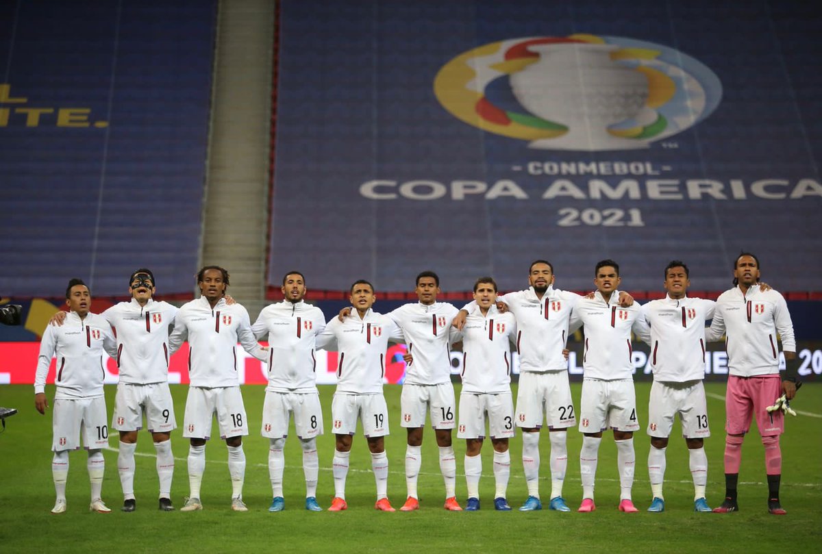 SeleccionPeru's tweet photo. ¡Con el corazón! ❤️

Así se entonó el Himno Nacional del Perú en Brasilia.

#UnidosPorNuestrosColores 
#ArribaPerú 💪🏻 https://t.co/SyuRZxRIai