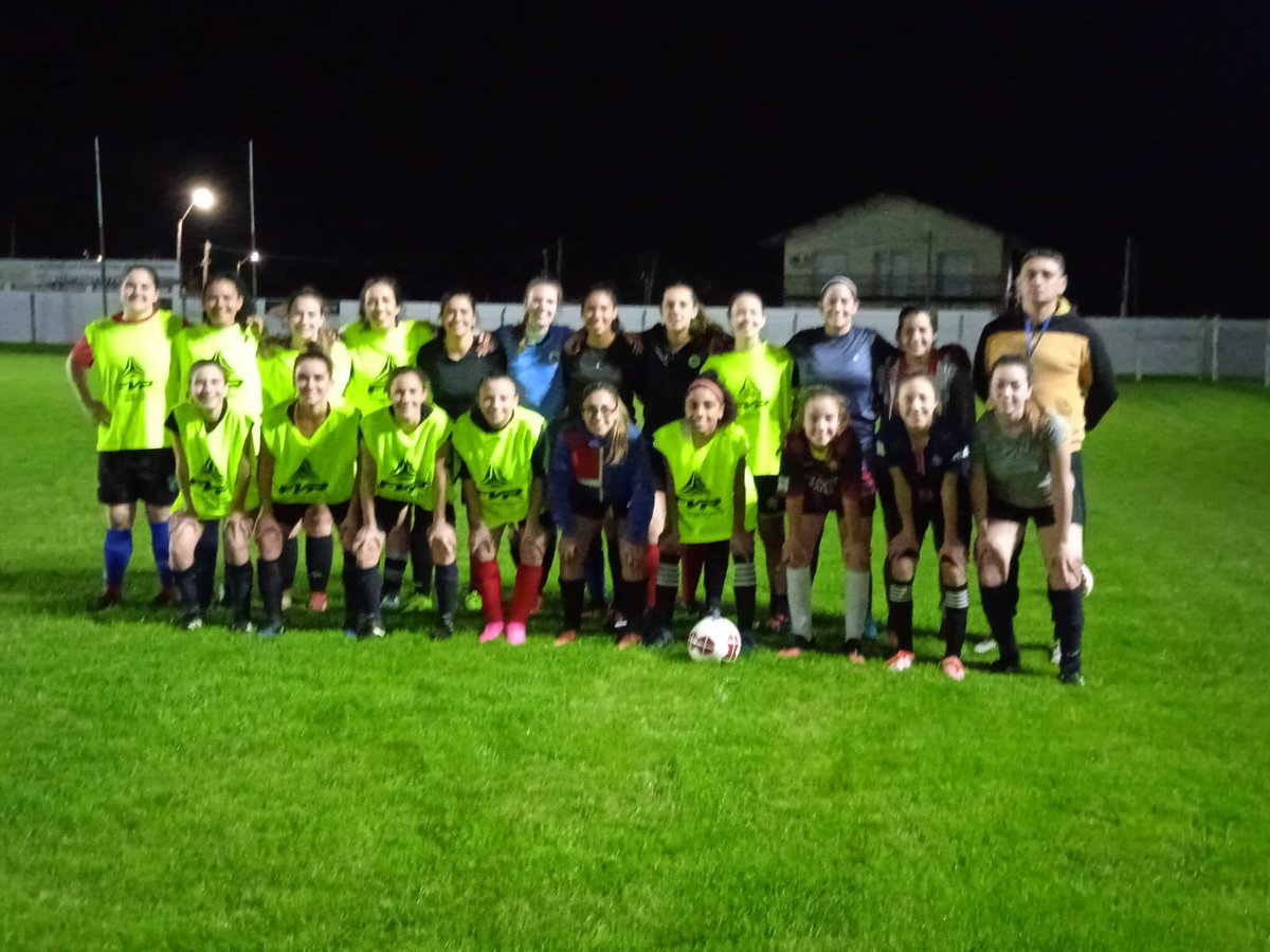 ClubArtesanoNH's tweet photo. Vamos las chicas!! Ya se juega el amistoso del fútbol femenino Artesano Vs Estudiantes del Colla #dalerojocorazón #FutbolFemenino #fútboluruguayo https://t.co/qtCFGxRcsv