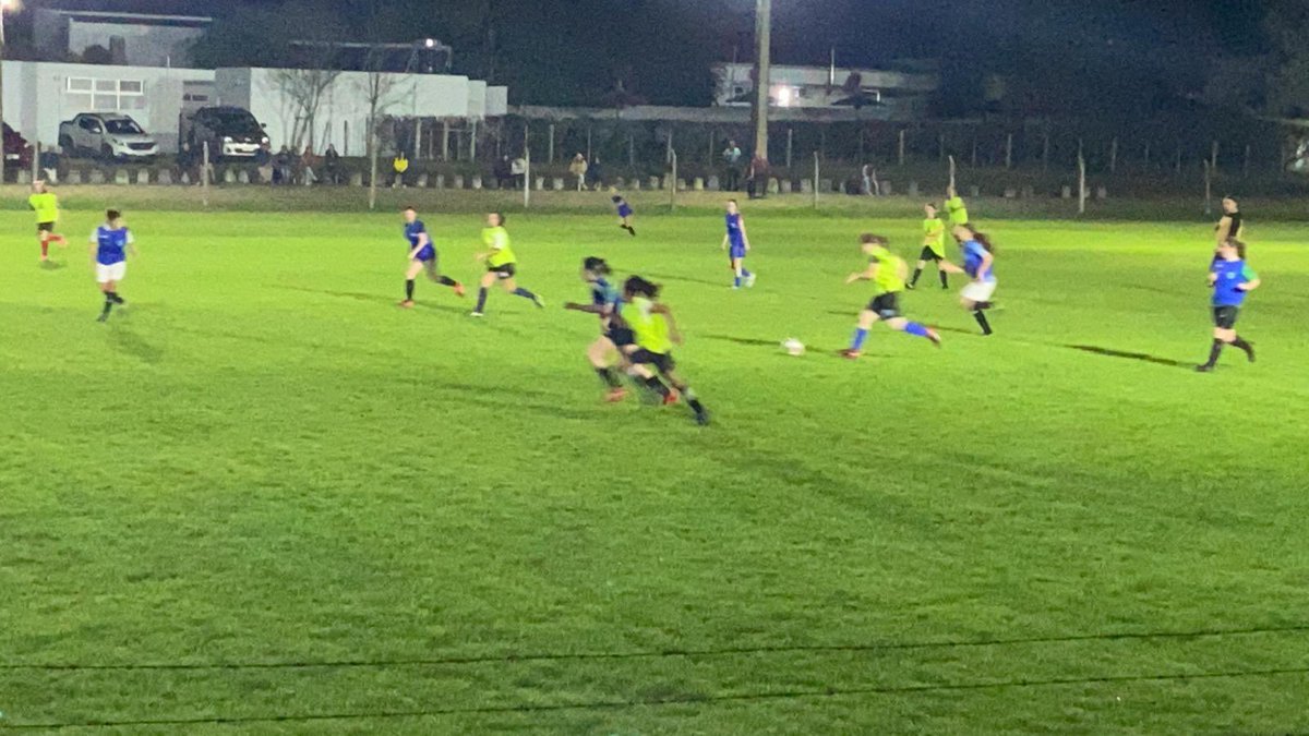 ClubArtesanoNH's tweet photo. Vamos las chicas!! Ya se juega el amistoso del fútbol femenino Artesano Vs Estudiantes del Colla #dalerojocorazón #FutbolFemenino #fútboluruguayo https://t.co/qtCFGxRcsv