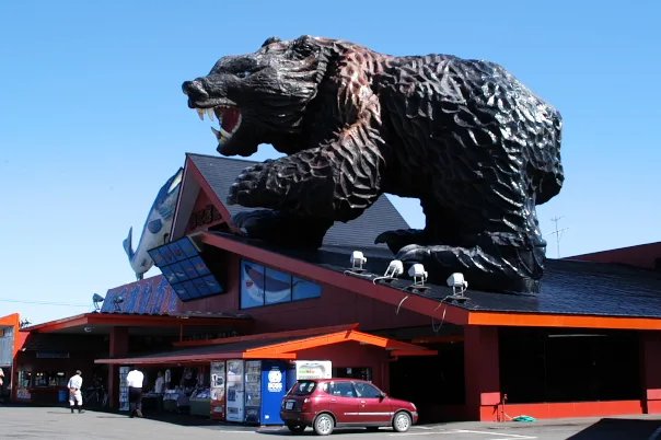 新宿の猫看板でかいらしいけど北海道白老町のカニ御殿のクマもすごいクマー🐻