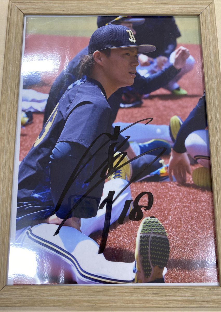 MashibaKen's tweet photo. 【緊急プレゼント企画🎉】
#オリックス　#山本由伸　投手に
特別ご協力頂きました✨
直筆サイン入り　#撮り置き　写真📸
今回は２名様にプレゼント✨
応募方法は…
❶フォロー＆引用リツイート
(応援メッセージお願いします🥺)
❷当選された方はDM通知😤
締切は７月18日🤝
#Bs2021  #懸賞　#世界に一枚 https://t.co/YTlwK1Jf0g