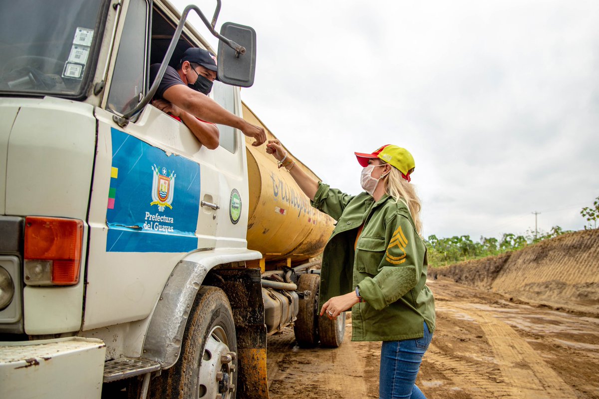 PrefGuayas's tweet photo. ¡#GuayasRenaceConObras que integran al Ecuador🇪🇨! 

@6SusanaGonzalez prefecta del Guayas, supervisó los trabajos de excavación en la vía Y de acceso a San Isidro - Boca de Agua Fría en Balzar��. https://t.co/jHw3lKY4sV