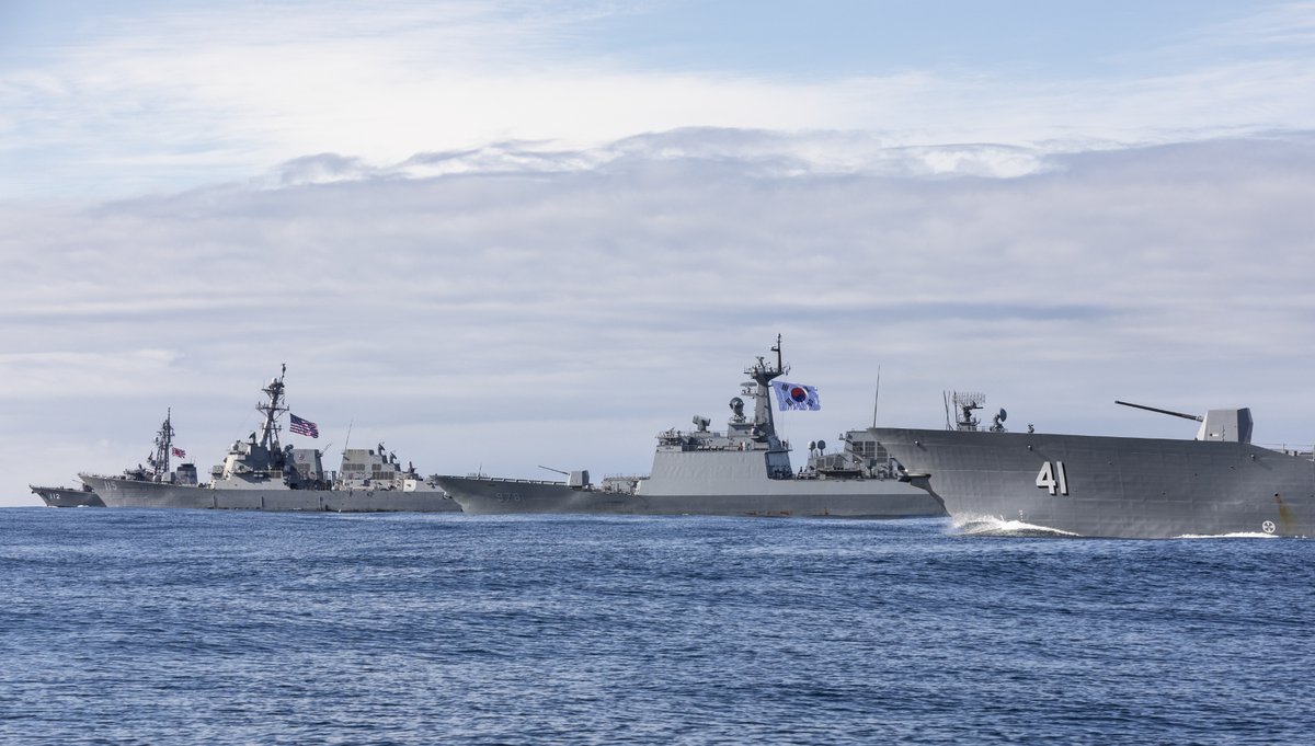 DefenceAust's tweet photo. HMAS Brisbane 🇦🇺 alongside USS Rafael Peralta 🇺🇸, JS Makinami 🇯🇵, and ROKS Wang Geon 🇰🇷 as part of a formation entry into Sydney Harbour on completion of Exercise Pacific Vanguard.
#PACVAN #YourADF #AusNavy https://t.co/OnmfvtHpbt