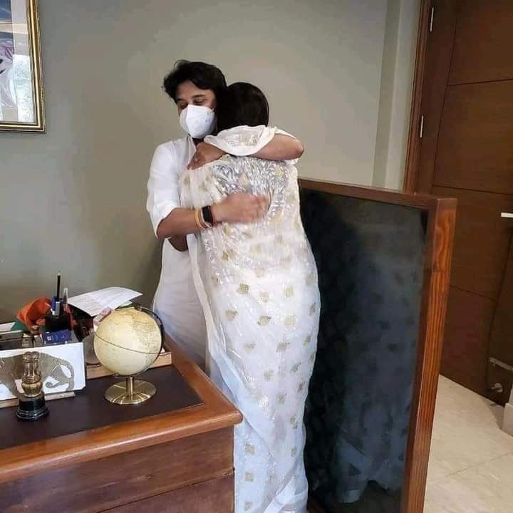 pawansukhwaliyc's tweet photo. ये कैसा मिलन है महाराज..???? https://t.co/pkYAL6f84h