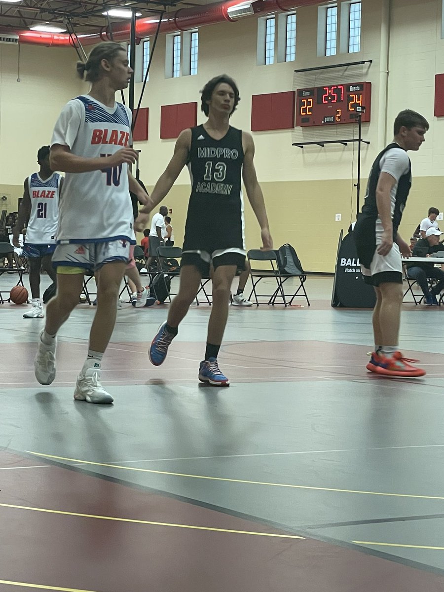 ShaneT21's tweet photo. Straight from the football field to the hardwood. Loonnngggg day 😬#Titans #Midpro https://t.co/ynOFGE8i06