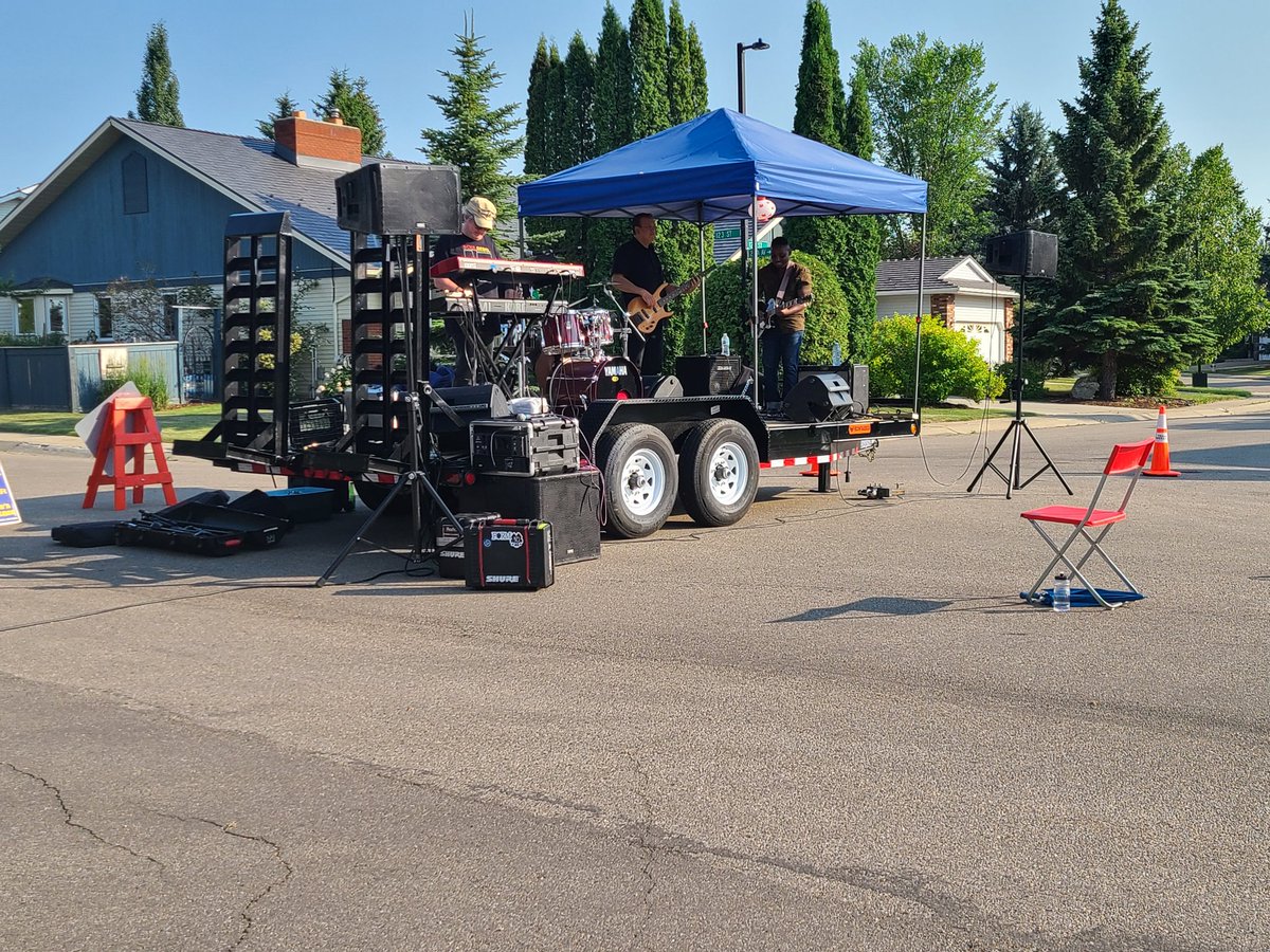 JonMorganYEG's tweet photo. In #BlueQuill for some fish n chips food trucks and a little reggae. Where are you???
#Community #Ipiihkoohkanipiaohtsi #YEGCC #YEGLocal #YEG #YEGEats https://t.co/r0w7Taq3Pg