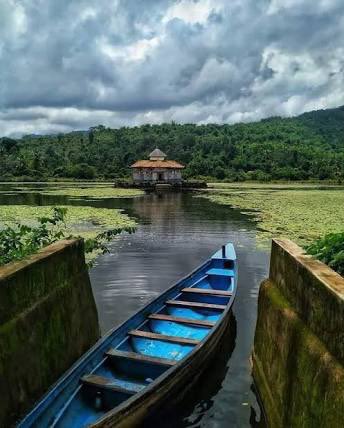 VarierSangitha's tweet photo. 🚩Absolutely Stunning 🤩 1000 year old Jain Temple dedicated to Lord Parshwanatha in the middle of a lake where the priest has to take a boat ride everyday to reach &amp; perform daily pooja🙏
-Varanga Lake Basadi Temple, Karkala, #Karnataka ♥️ #IncredibleIndia https://t.co/tyVW3XuLT1