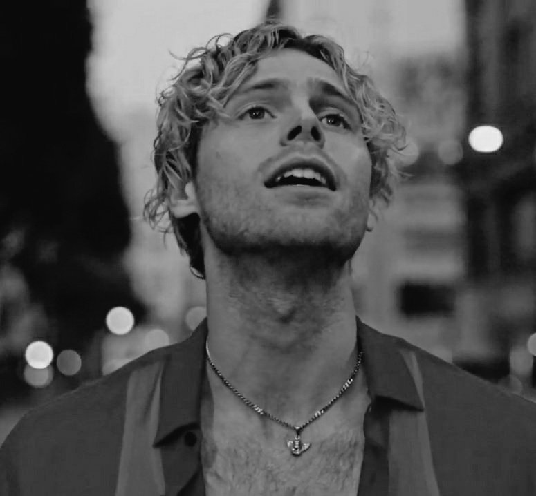 Pastelitodeuni1's tweet photo. The happiness I've for all that you have achieved is inexplicable,I know that something big is coming and to think that in this new path of your career I'm supporting you from the beginning feels fucking amazing,you are making it Luke,I'm very proud of u.
#STARTINGLINEOFFICIALMV https://t.co/LROVubJo04