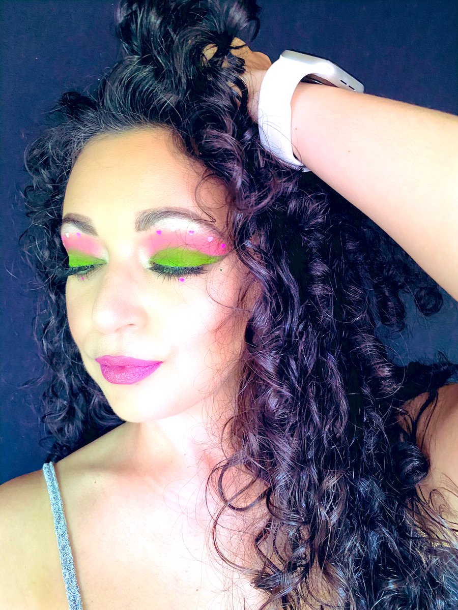 makeupbyrima's tweet photo. 💖 💚 Love using pinks with greens. #makeup #pinkgreen #mua #curls #girls https://t.co/HX5WSI6LXP