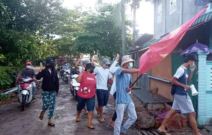 hndp_Yde_Rev21Y's tweet photo. Youths of #Dawei were marching protested to overthrow military dictatorship by guerrilla style despite the rising risk of Covid disease on the morning.

WE NEED HELP FOR COVID-19

#July10Coup 
#WhatsHappeningInMyanmar https://t.co/6CLKuY8QeJ