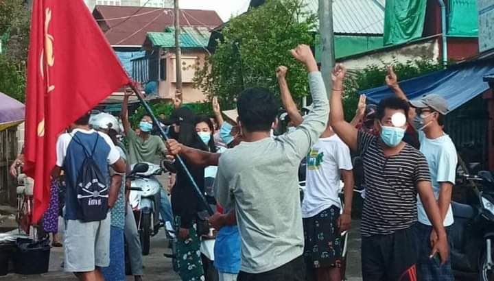 hndp_Yde_Rev21Y's tweet photo. Youths of #Dawei were marching protested to overthrow military dictatorship by guerrilla style despite the rising risk of Covid disease on the morning.

WE NEED HELP FOR COVID-19

#July10Coup 
#WhatsHappeningInMyanmar https://t.co/6CLKuY8QeJ