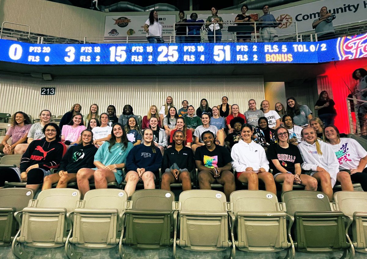 LADYATTACKELITE's tweet photo. @LADYATTACKELITE well represented tonight at @IndianaFever GameβΌοΈ
#BeElite
#ProgramLove
#ProgramBonding
#BiggerThanBasketball
ππ€ππ€ππ€ππ€ππ€ππ€π https://t.co/tCfOWMX9iV