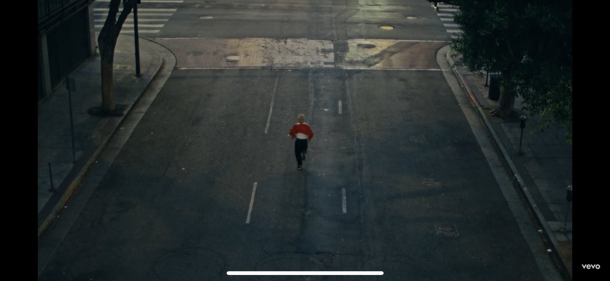 carousel_SOS's tweet photo. Why does he look so beautiful? Also him jumping like that made me so happy. Go watch people!
#LukeHemmings #STARTINGLINEOFFICIALMV https://t.co/w8DFuBOtB7
