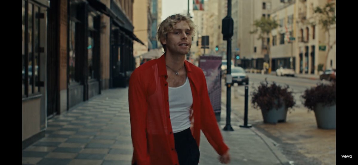 carousel_SOS's tweet photo. Why does he look so beautiful? Also him jumping like that made me so happy. Go watch people!
#LukeHemmings #STARTINGLINEOFFICIALMV https://t.co/w8DFuBOtB7