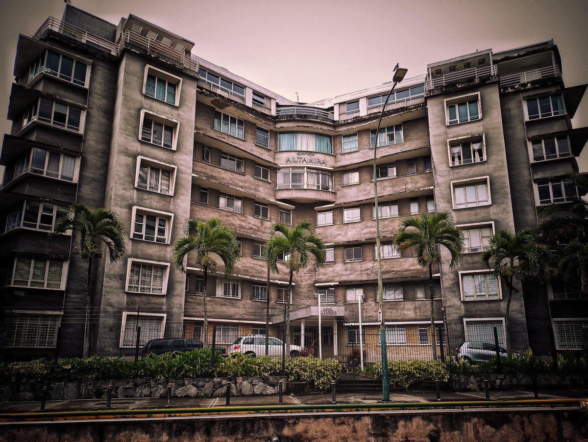 fotocrisostomo's tweet photo. Edificio Altamira en Caracas... una foto obligada al pasar por allí al ser todo un ícono de diseño y estilo.
.
.
.
#caracas #altamira #cityphotography #edificiosantiguos #vintage #building #buildingphotography #arquitectura #mobilephotography #xiaomi #shotbymi #redminote8pro https://t.co/MGBTAkGoqp