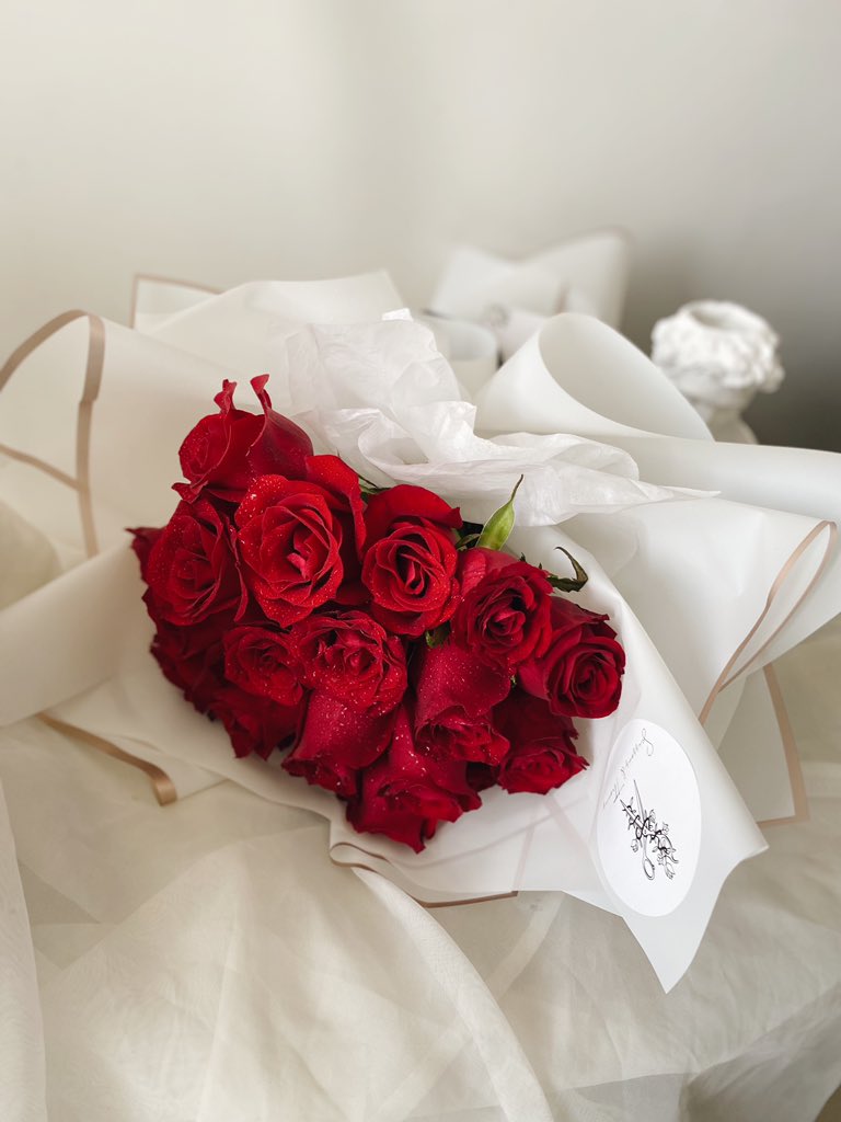 scissorsnthorns's tweet image. Classic 🌹