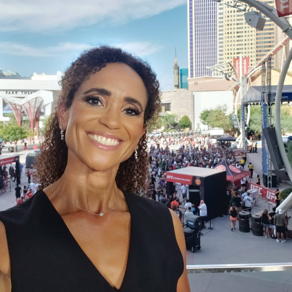 KarynBryant's tweet photo. This was my spot for today's #UFCLive hits πππ
I'll be back out there tomorrow for the @espnmma #UFC264 pre-event festivities! Awesome turnout from the fans today... Can't wait for the fights let's GOOOOOOOOO!!! ππ
#UFC #MMA #sweetgig https://t.co/Gee6Gz3s7Z