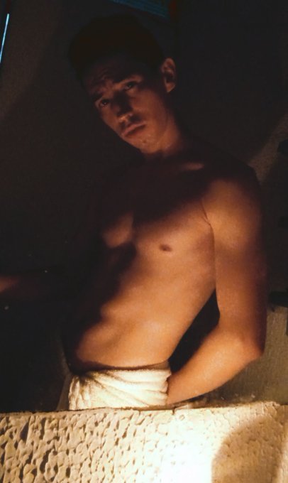 Wonderwall https://t.co/kRhIvwgB0E<a href="/tag/cruising"class="tags"><span>#cruising</span></a><a href="/tag/chimba"class="tags"><span>#chimba</span></a>