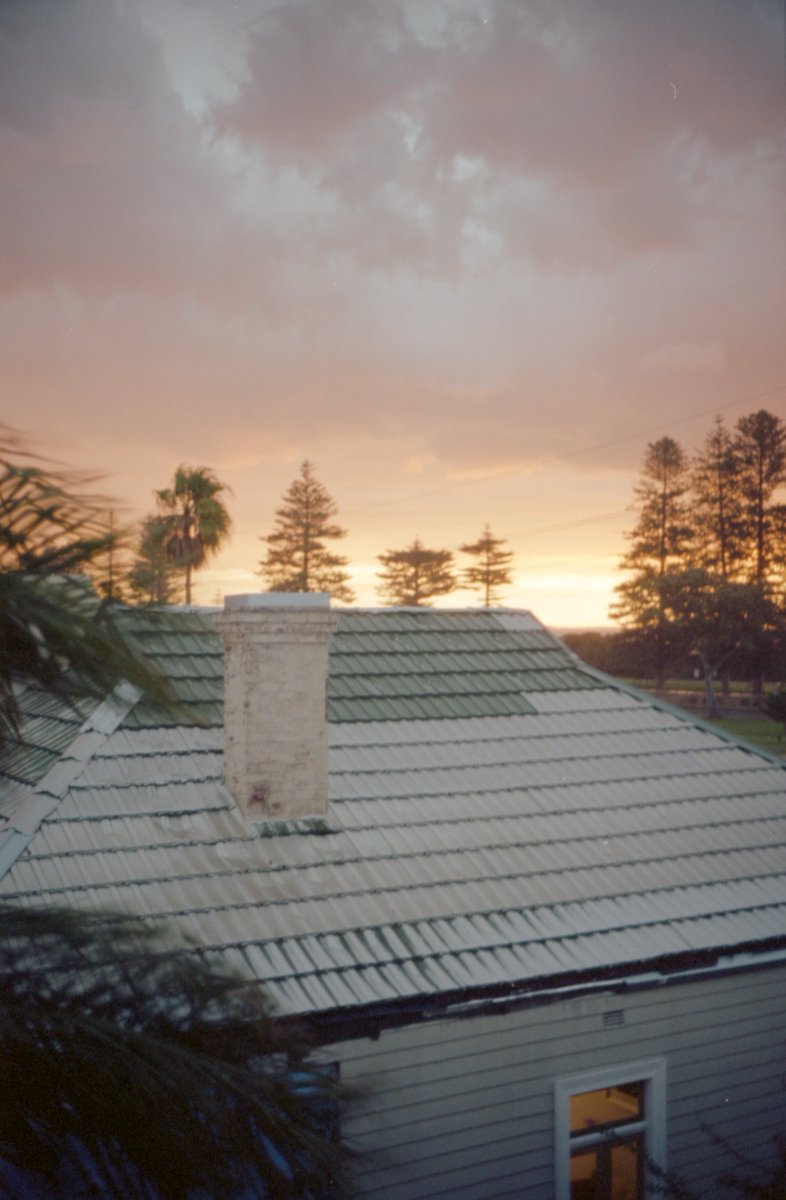fin1308's tweet photo. Over the roof next door

📷 #40mm #CVNoktonSC 
🎞️ #Ektar100 
⚗️ #Camerahouse 

 #March #sunset #southfremantle #fremantle #freo #film #filmphotography #negativelabpro #believeinfilm #filmisnotdead #kodak #voigtlander #nokton #bessaR3M #epsonv550 https://t.co/ysfrF4NhAT