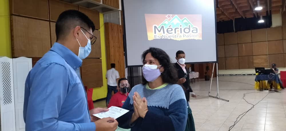 #EnFotos 📸| En el marco de la agenda del Congreso Bicentenario de los Pueblos, CORPOMÉRIDA a través del protector <a href="/JEHYSONGUZMAN/">JEHYSON GUZMÁN</a>  realizó entrega de nuevos registros empresariales para contribuir con el avance económico.

#VictoriaPorLaVidaYLaPaz