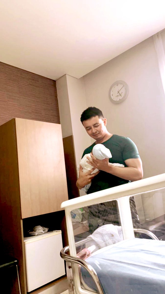 DrRizabaihaqqy's tweet photo. Moment mengharukan , pertama gendong anak . #papamuda https://t.co/f3NwlvbyO9