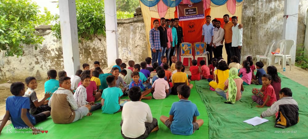 mahaabvp's tweet photo. तसेच बिलोली शहर शाखेतर्फे परिषद की पाठशाला मध्ये प्रतिमापूजन करून विद्यार्थ्यांना शालेय साहित्य व खाऊ वाटप करण्यात आला. २/३

#ABVPNanded https://t.co/iH9keAVpxx