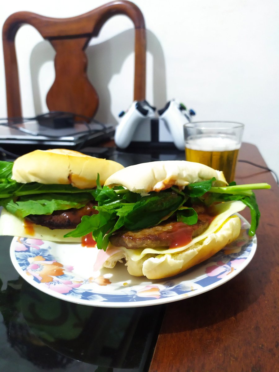 BrunoRiggs's tweet photo. Ifood é o caralho, aqui eu faço meu Sandubão hehehehehehe. #sanduba #sandwiches #lanche #food https://t.co/zJ31dSi5LI