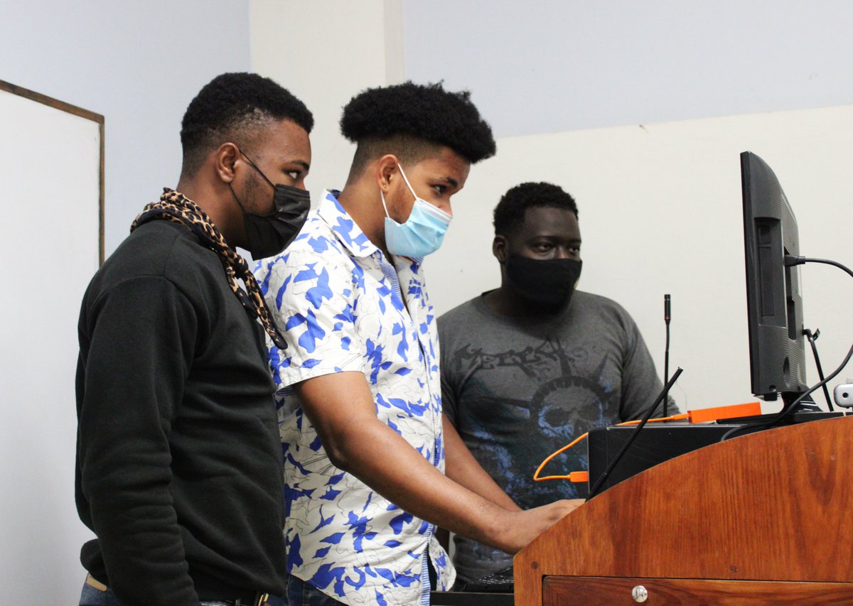 UWICFP's tweet photo. This is what determination and teamwork looks like. Two essential ingredients to a successful film project. #ClassInSession #students #studentsoffilm #university  #UWIcommunityfilmproject #UWICFP #learn #filmcareer #UWI #kheamproject #kingstonharbour #MSS #MonaSocialServices https://t.co/AxzhHi3Cwj
