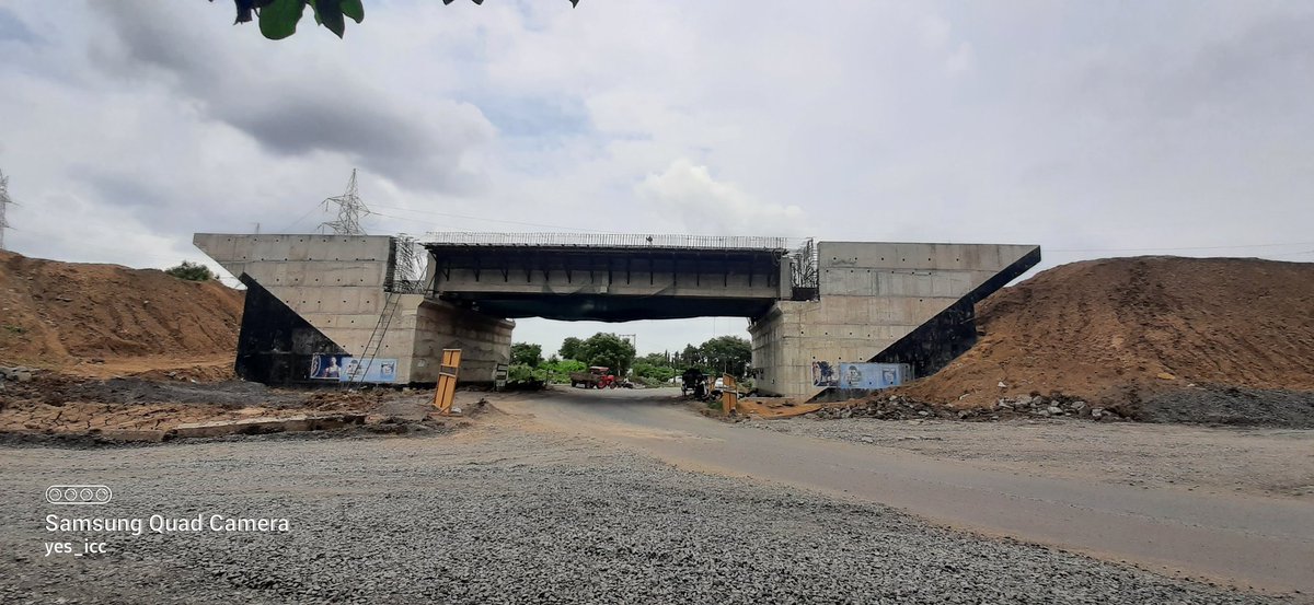 DevelopedSurat's tweet photo. #RailwayBridge work
on our #RiverTapi & on #MotaVarachha_Abrama_road for #Mumbai_Surat_Delhi @dfccil_india Line
#IncreasingCapacity of #GoodsTrains would #Helpful to #INDUSTRY as
#Transportation with #LowCost & #Speed
#Surat #yes_icc #InfraStory #Infra4India @AshwiniVaishnaw g https://t.co/iv5SGAZOg7