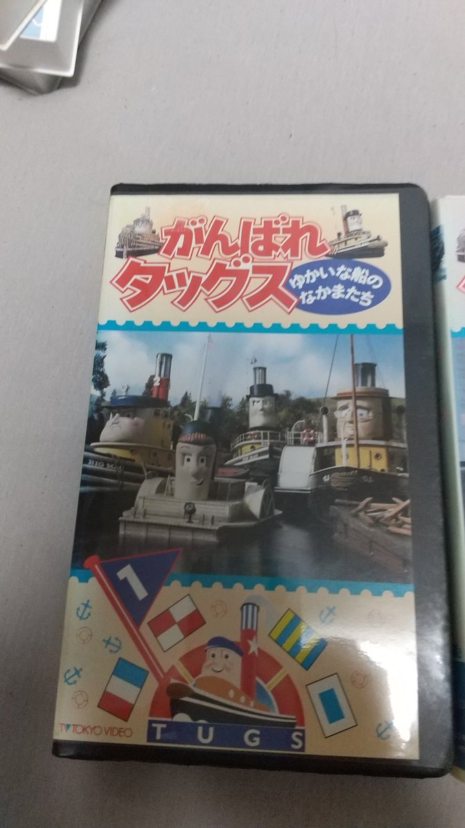 先日部屋を掃除していたらクローゼットの上にあったダンボールが