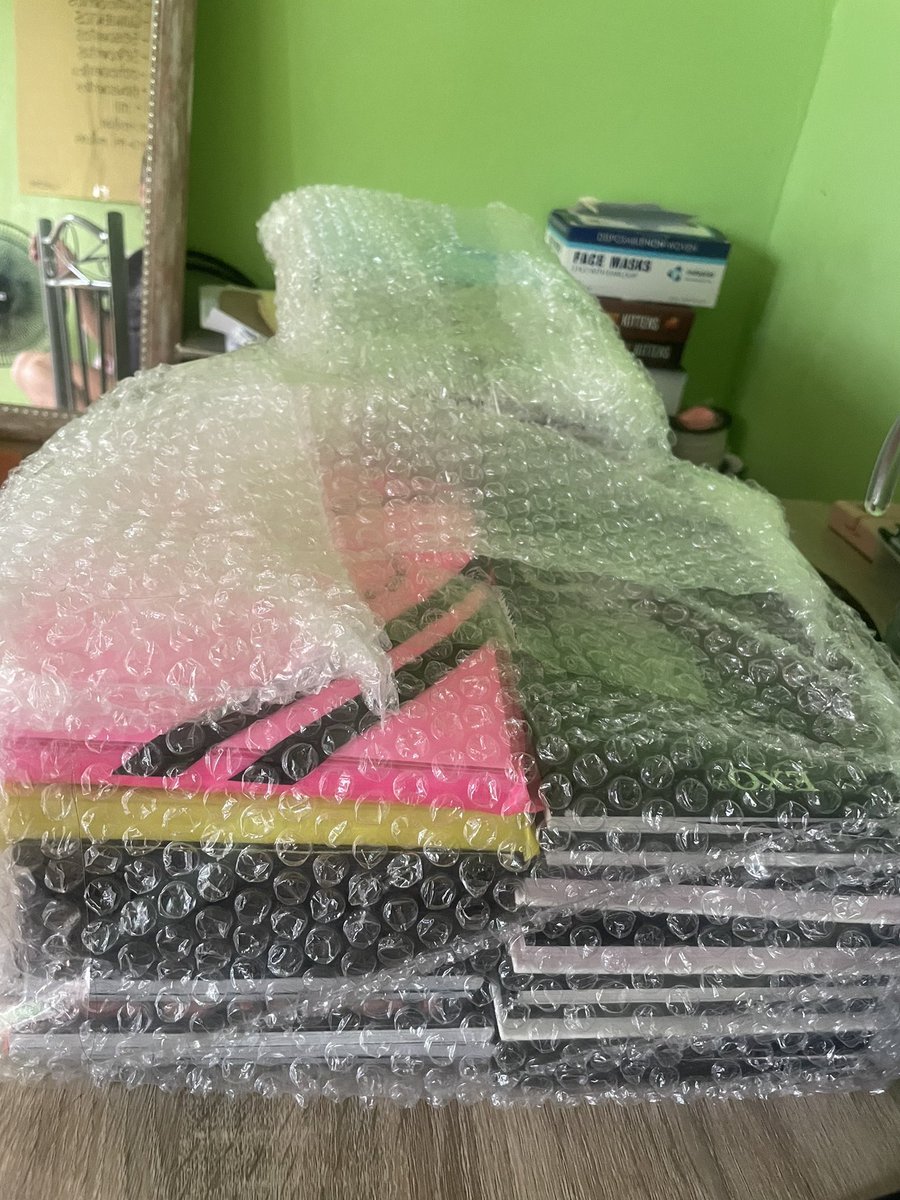 EriYaShoppe's tweet photo. [UPDATE] EXO Assorted Albums &amp; DFTF Albums
Sorry for the late update guyss. 

We have the unsealed albums na and we’ll update our masterlist and post it monday so you can check your shipment status, we’ll reach out to you once ready to c/o on shopee 😊

(Continue thread for DFTF) https://t.co/kZWHaRwir9