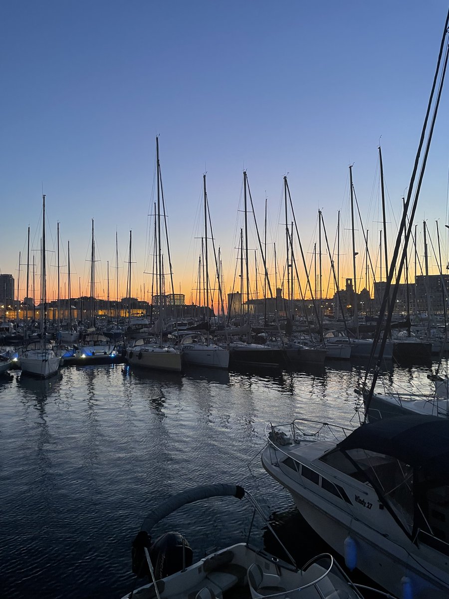 SynergaFr's tweet image. Et aussi.. Un temps "off" à travers les ruelles du Panier et un dîner au milieu des bateaux du port de Marseille #Marseille #synerga #ConventionSynerga