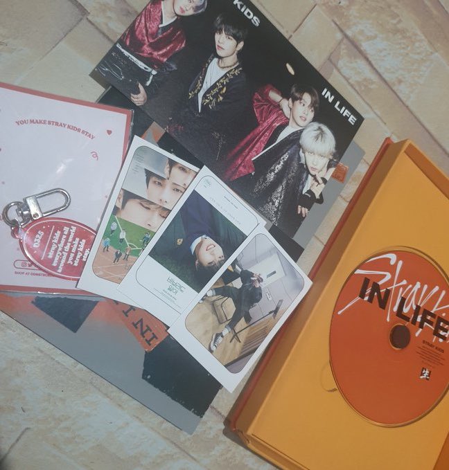 hyujicart's tweet photo. – skz mail ♡
yay my unsealed stray kids in life album and keyring came home safely thank you @valenjae97 for letting me adopt these also thank you for the freebies ❣️ #valenfeedback https://t.co/5FhXYJkVkF