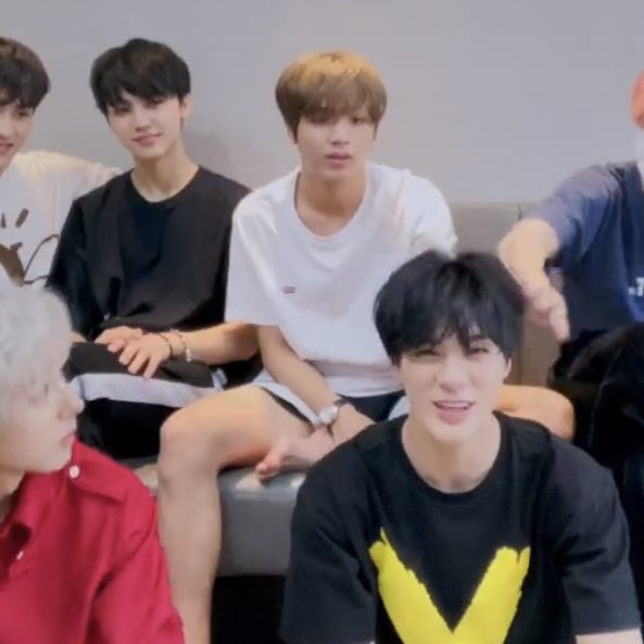 haeshyucks's tweet photo. haechan looks really attractive while doing the bare minimum, he is insane for showing up like this on the live https://t.co/dgyH2WMjBP