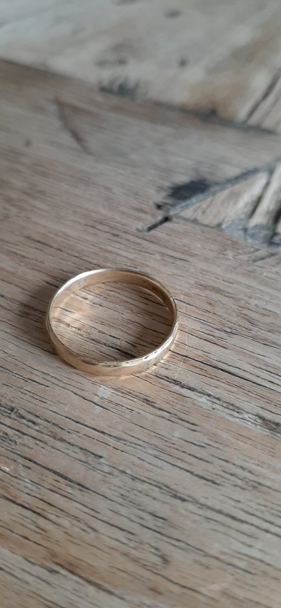 BroekmanMB's tweet photo. Gouden ring gevonden bij het tellen van MS collecte #Westenholte. Zat tussen het kleingeld. Ik zou graag in contact komen met eigenaar.  Meer info via DM. https://t.co/h4Ipuvgiyo