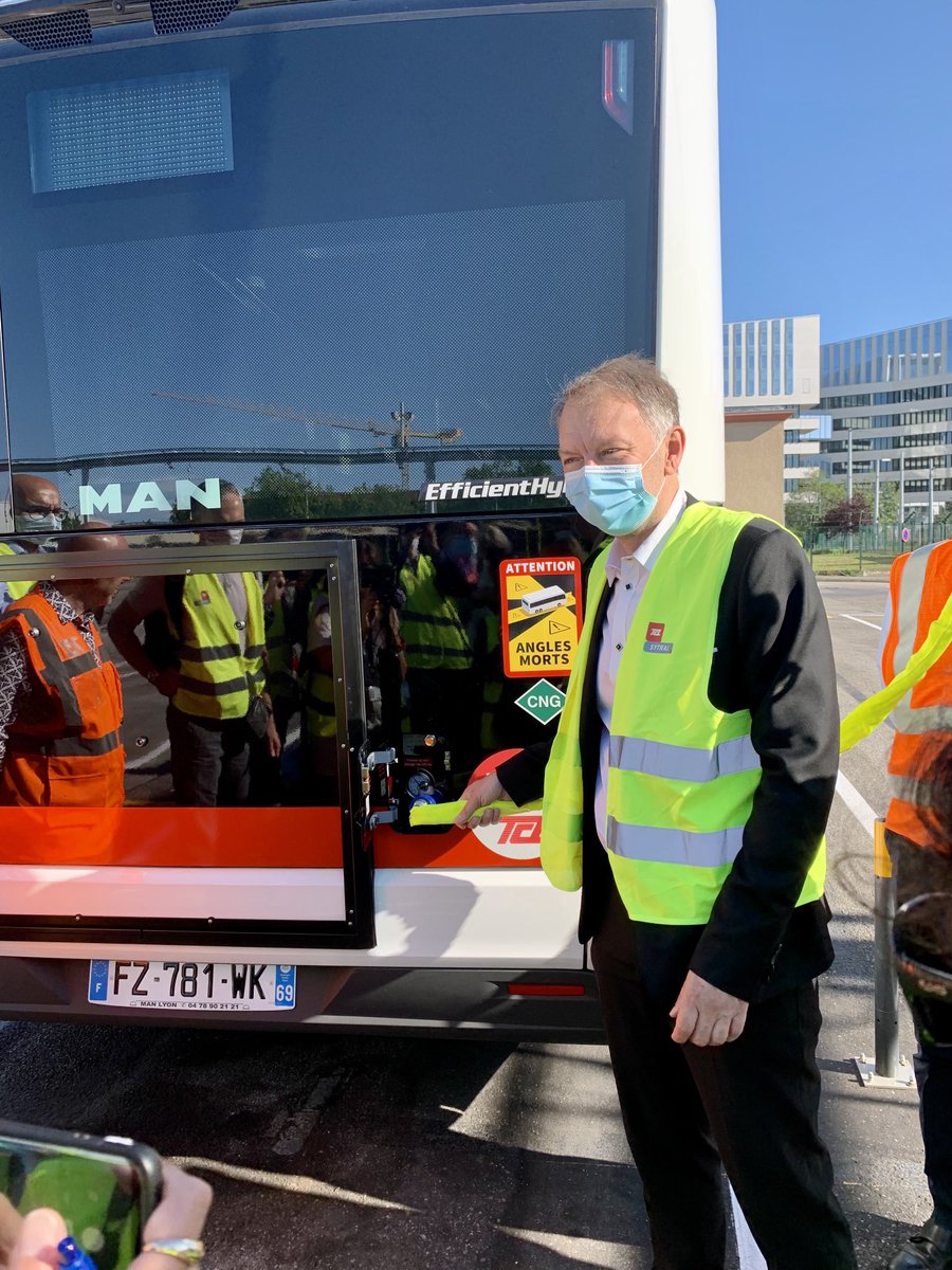 L_Eymieu's tweet photo. Lancement au dépôt bus de la Soie par le Pdt de ⁦⁦@grandlyon⁩ /⁦@TCL_SYTRAL⁩ de la station de compression et des 1ers bus bio GNV à déployer d’ici la rentrée sur le réseau. Merci aux équipes ⁦@klarrys⁩, Sytral et à leurs partenaires pour la reussite du projet https://t.co/7ZiJ6614XN