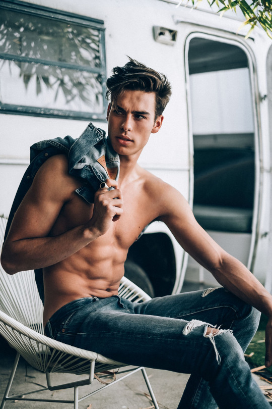 Salutations, I'm Corentin and I just got back here. In order to fill my dry timeline I'd like to do an #openfollow to freshen up, feel free to retweeting this tweet so I can follow you and I'll offer you a possible friendship.
