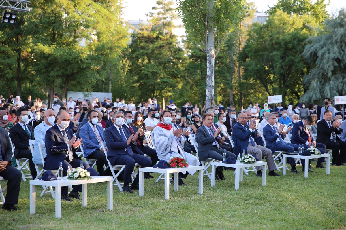 cbabdullahgul's tweet photo. Türkiye’nin seçkin üniversiteleri arasına girme başarısını kısa süre içerisinde gösteren AGÜ’nün mezuniyet törenine katılmaktan büyük mutluluk duydum. Üniversite birincisine de diplomasını verdim. https://t.co/v1g4QLKoOF