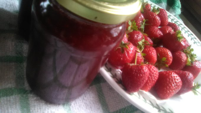 So Happy #SaturdayMorning It has all been about the hulling of #local Strawberries and the making of jam this end!! Whilst jamming I was listening to the very wonderful #indieRnB singer @ElizmiOfficial new song 'Come Through' I love it💕
open.spotify.com/track/3qn9DQJS…
