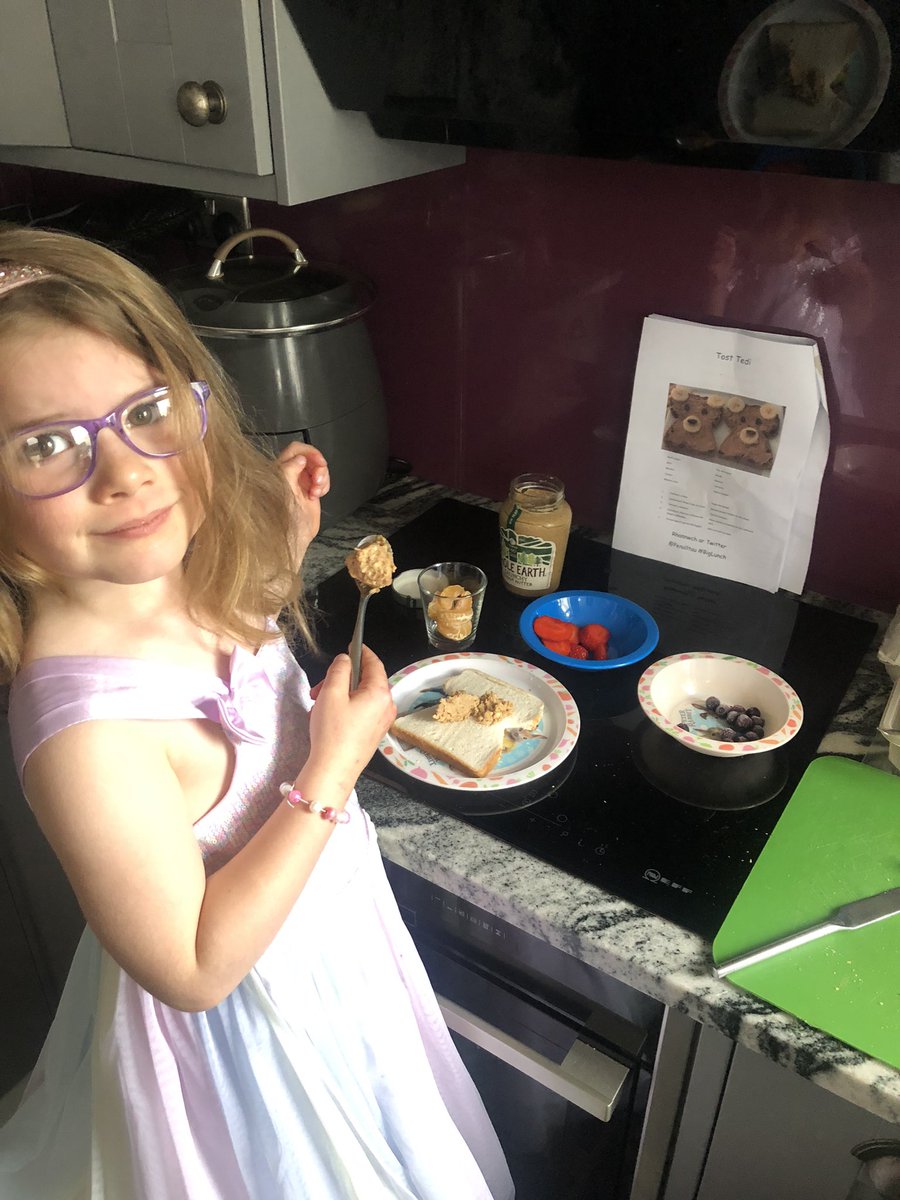 Mrs_Brake's tweet image. We had a lovely time making our Tost Tedi after the Teddy Bear’s picnic in school yesterday. Diolch @penalltau #BigLunch #yciniomawr