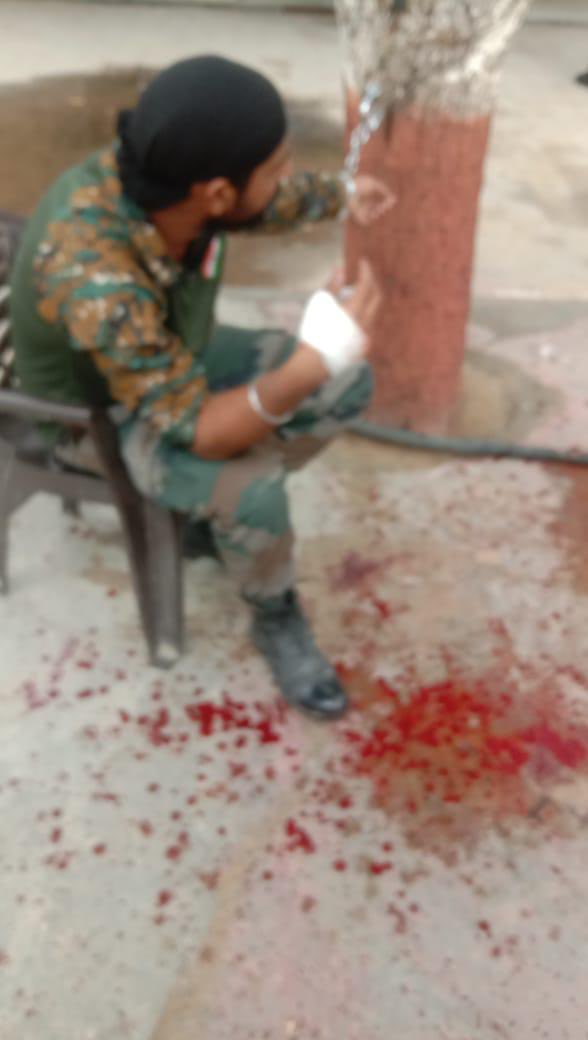 SandeepChaprana's tweet photo. जवान को हथकड़ी लगा पेड़ से बांध कर मारा @rajnathsingh
@AmitShah
@PMOIndia @DefenceMinIndia
@adgpi
@rashtrapatibhvn
 6 Sikh regiment में एक ज़वान को किस तरह मारा गया है अभी तक अधिकार��यों पर कोई कार्रवाई नहीं हुई ऐसी घटनाओं से जवानों का मनोबल गिर रहा है देश का भी
सौ @ravinder_foji https://t.co/qt1BYQsxKx