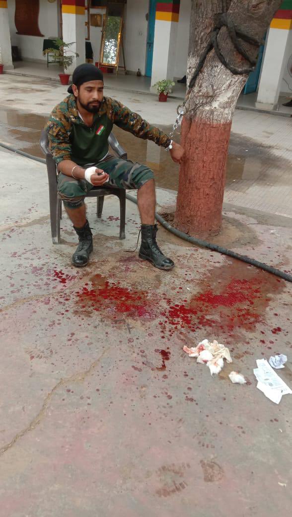 SandeepChaprana's tweet photo. जवान को हथकड़ी लगा पेड़ से बांध कर मारा @rajnathsingh
@AmitShah
@PMOIndia @DefenceMinIndia
@adgpi
@rashtrapatibhvn
 6 Sikh regiment में एक ज़वान को किस तरह मारा गया है अभी तक अधिकार��यों पर कोई कार्रवाई नहीं हुई ऐसी घटनाओं से जवानों का मनोबल गिर रहा है देश का भी
सौ @ravinder_foji https://t.co/qt1BYQsxKx
